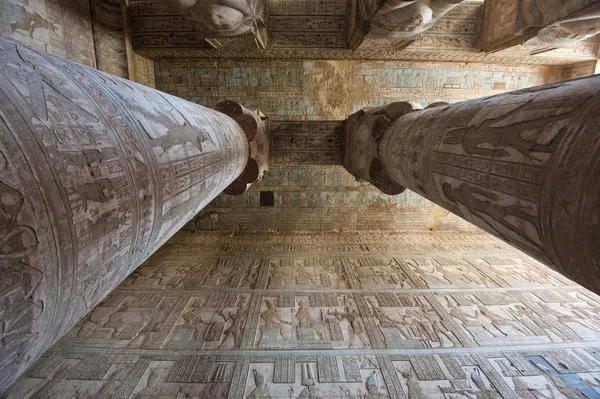 古代エジプトの寺院内の列 — ストック写真