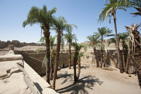 Restos de um lago sagrado em um antigo templo egípcio — Fotografia de Stock