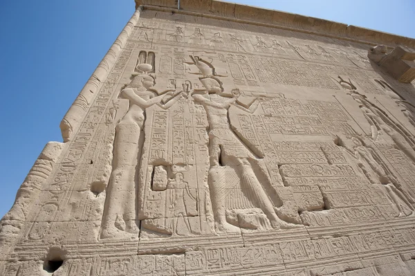 Tallados jeroglípicos en un templo egipcio — Foto de Stock
