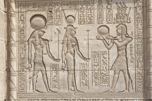 Tallados jeroglípicos en un templo egipcio — Foto de Stock