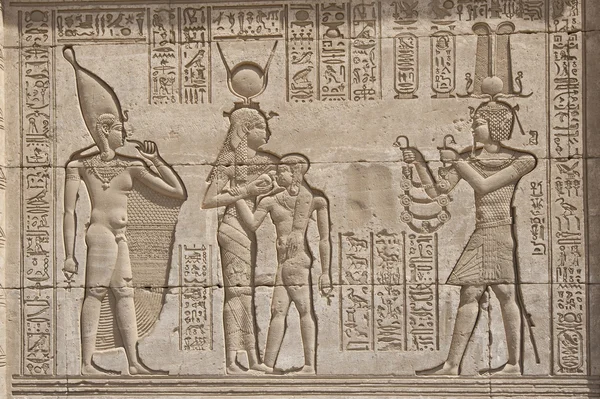 Hieroglypic rytiny na egyptský chrám — Stock fotografie