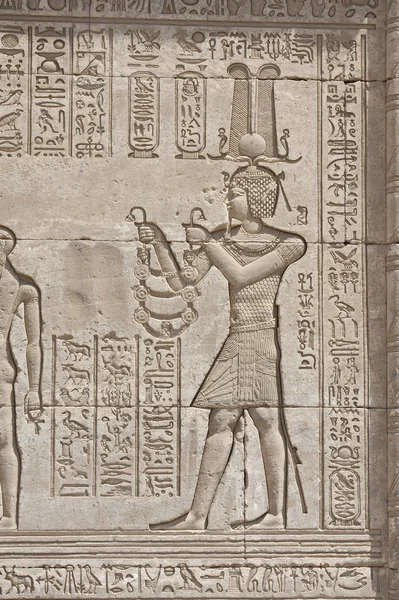 Incisioni geroglifiche su un tempio egizio — Foto Stock