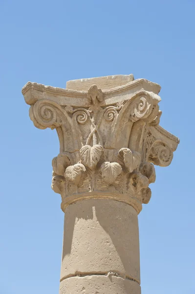 Parte superior de una antigua columna romana — Foto de Stock