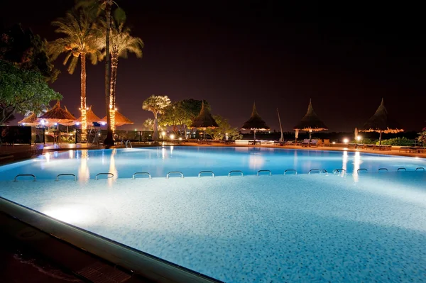 Hotellets pool på natten — Stockfoto