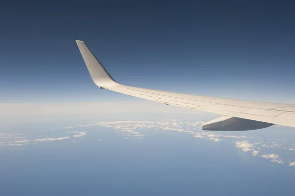 飞机飞机的机翼在天空中 — 图库照片