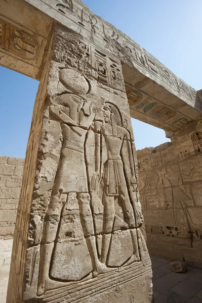 Esculturas hieroglípicas em um templo egípcio — Fotografia de Stock