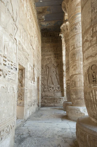 Hieroglypic rytiny v egyptský chrám — Stock fotografie