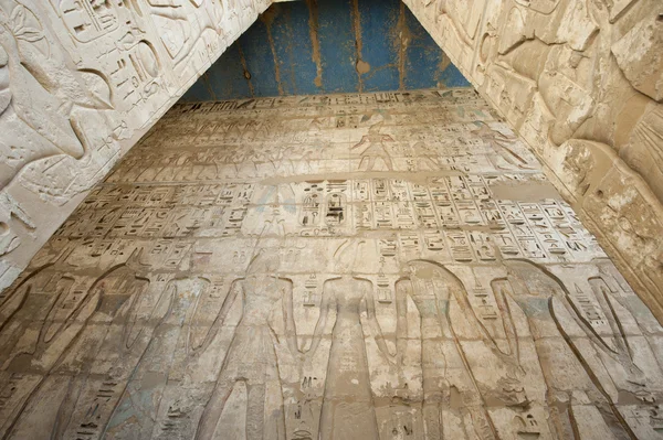 Hieroglyphen-Schnitzereien auf einem ägyptischen Tempel — Stockfoto