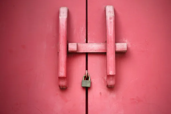Vieille porte en bois rouge — Photo