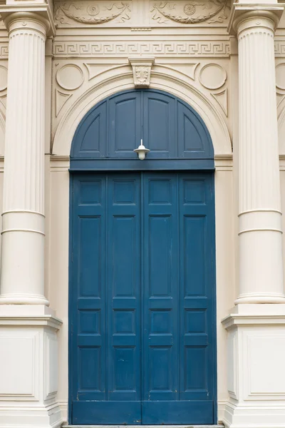 Puerta de madera azul vieja instalada —  Fotos de Stock