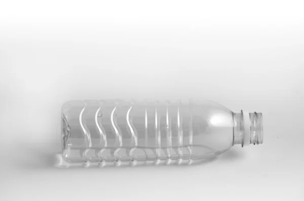 Μαύρο και άσπρο πλαστικό μπουκάλι που βρίσκεται — Φωτογραφία Αρχείου