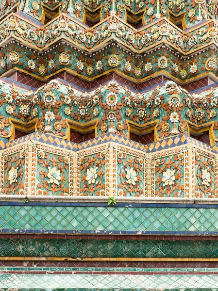 Ceramiczne kwiat u podstawy pagoda — Zdjęcie stockowe