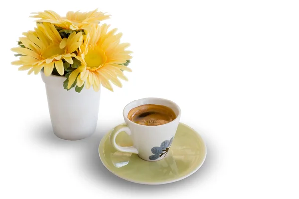 Ceramiczne filiżanki kawy i żółty kwiat — Zdjęcie stockowe