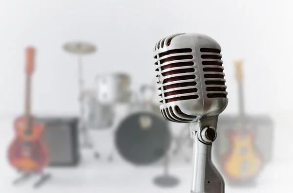 Eski krom mikrofonu ve bulanıklık müzik aleti — Stok fotoğraf