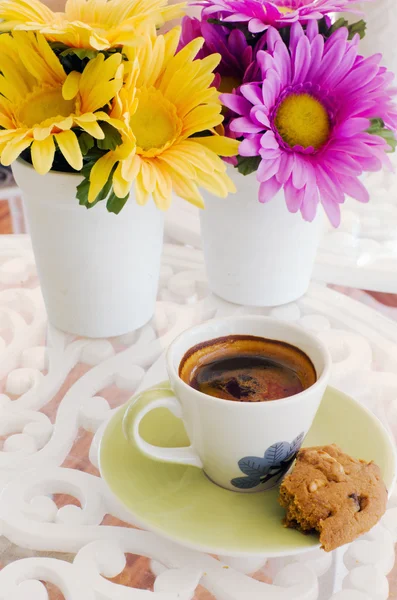 Keramiktasse Kaffee mit gelben und lila Blüten — Stockfoto