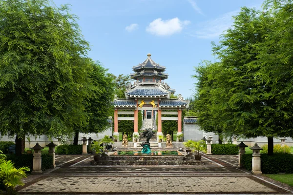 中国风格的入口通道的前花园 — 图库照片