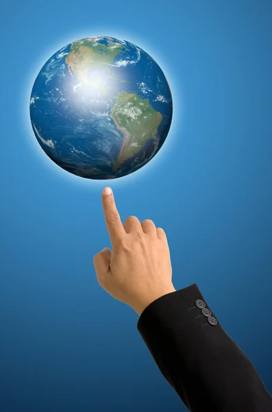 Указательный палец в черном костюме указывает вверх к земному шару — стоковое фото