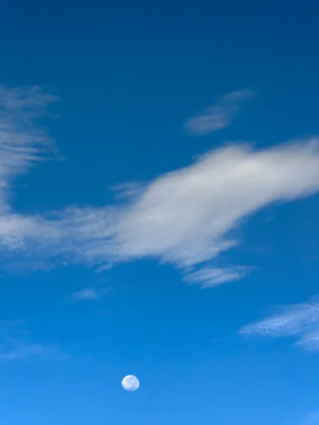 Dag maan op blauwe hemel en witte wolk — Stockfoto
