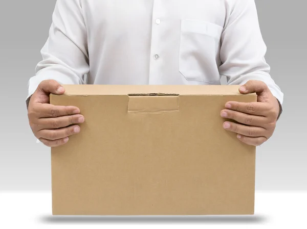 Мужчина носит бумажную коробку — стоковое фото