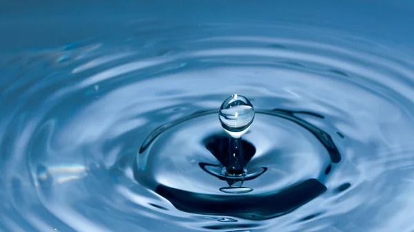 Gouttes sphériques bleues d'eau flottant — Photo
