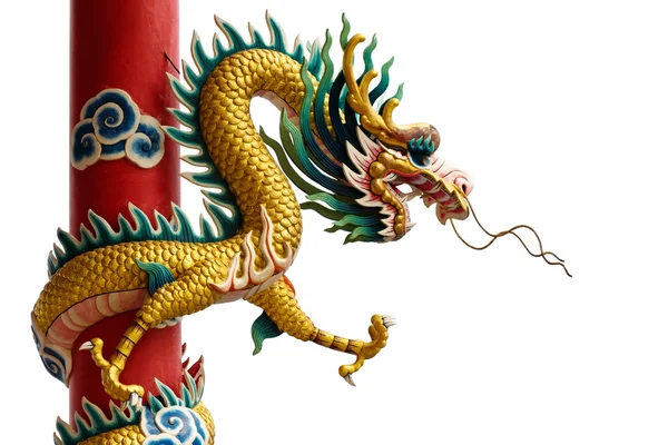 Золотой китайский дракон обернулся вокруг красного полюса — стоковое фото
