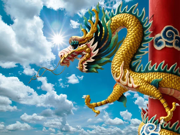 Gyllene kinesiska draken och ljusa himlen — Stockfoto