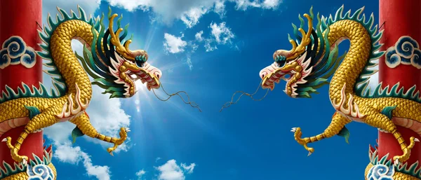 Goldener chinesischer Drache und strahlender Himmel — Stockfoto