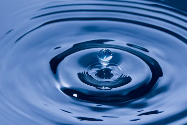 Dark Blue Spherical drops of water floating — Stock Photo, Image