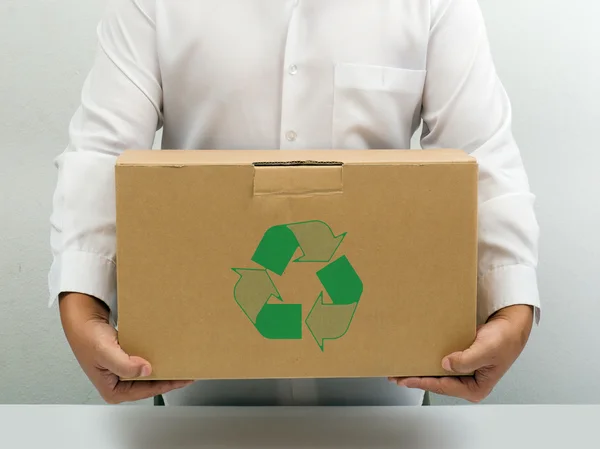 Uomo trasportare riciclare scatola di carta marrone — Foto Stock
