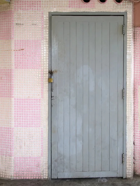 Vooraanzicht van oude grijze houten deur — Stockfoto
