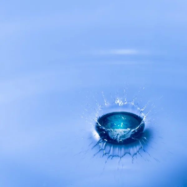 Impact sur l'eau bleue — Photo