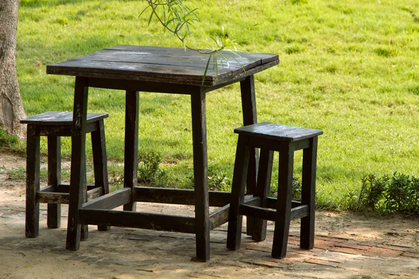 Svart trä bord och stol — Stockfoto