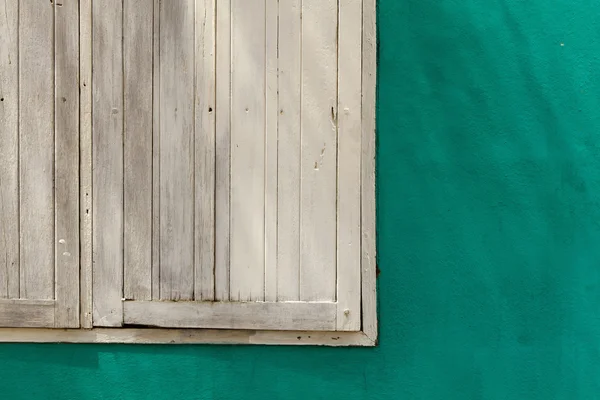 Oude witte houten venster en groene geschilderde muur — Stockfoto