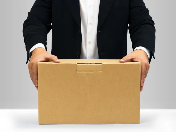 Podnikatelé podržením na hnědý papírový box — Stock fotografie