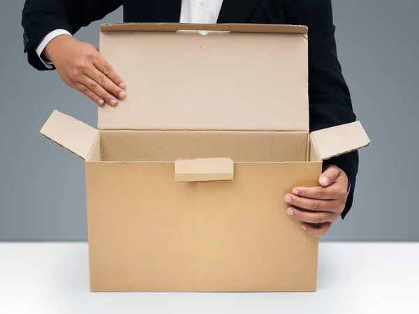 Empresarios Abrir caja de papel marrón en blanco —  Fotos de Stock