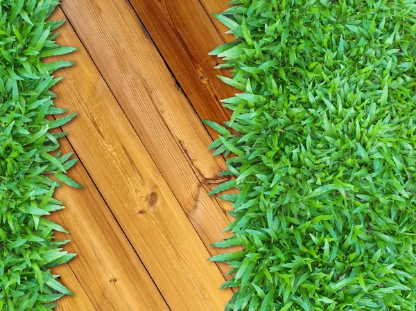 Más hierba verde derecha sobre madera —  Fotos de Stock
