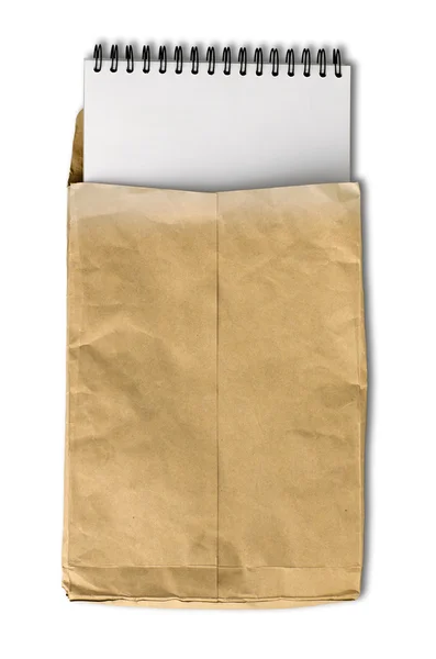 Libro di note bianche in busta di carta marrone rugosa — Foto Stock