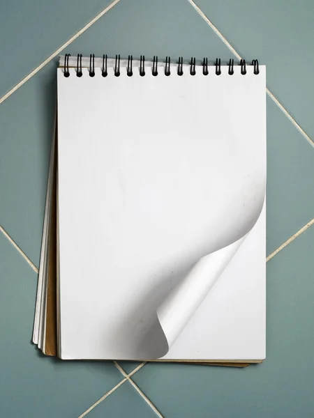 Cuaderno blanco en blanco sobre azul —  Fotos de Stock