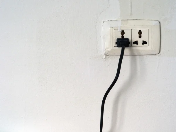 El cable de alimentación está conectado al enchufe — Foto de Stock