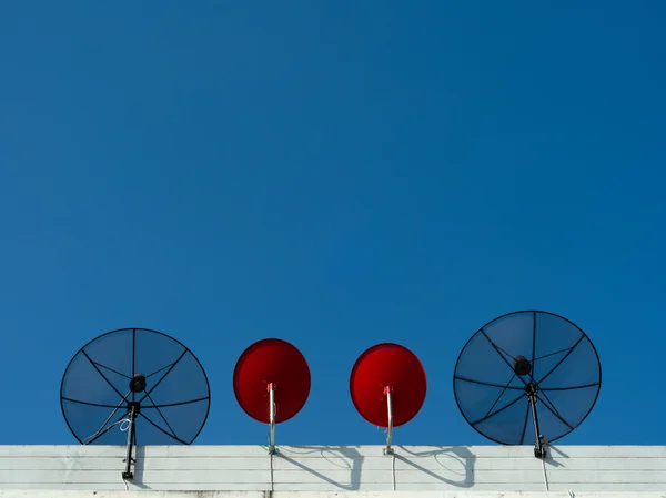 Dois tipo antena parabólica — Fotografia de Stock