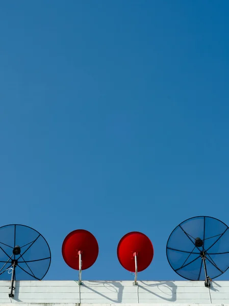 Вертикальная спутниковая тарелка — стоковое фото