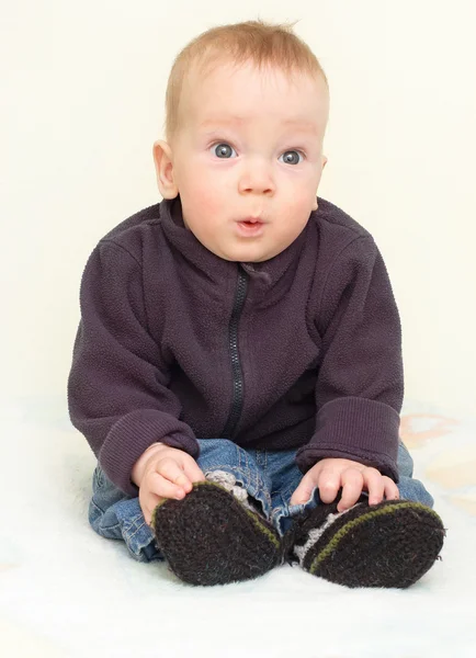Baby pojke med förvånad uttryck — Stockfoto