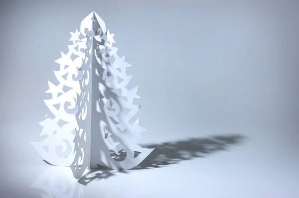Handgemaakte kerstboom uitgeknipt uit kantoorpapier — Stockfoto