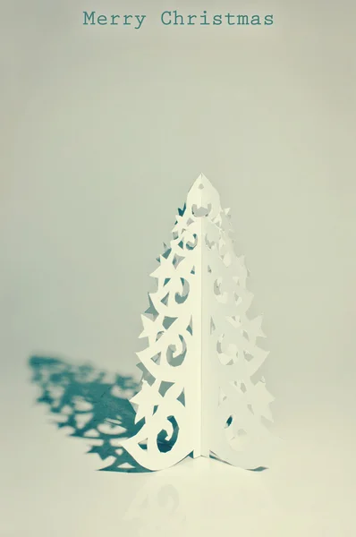 Árbol de Navidad hecho a mano cortado de papel. Retro estilizado . Fotos de stock