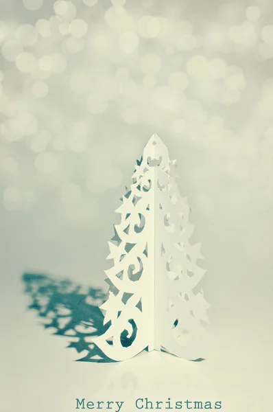 Árbol de Navidad hecho a mano cortado de papel. Retro estilizado . Imagen De Stock