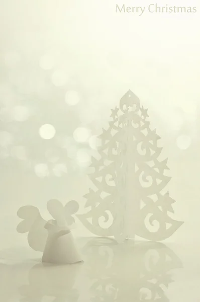 Ángel hecho a mano y árbol de Navidad cortado de papel de oficina Imagen De Stock