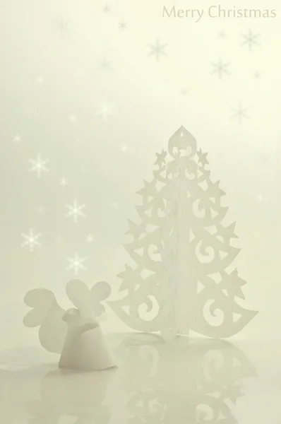Ángel hecho a mano y árbol de Navidad cortado de papel de oficina Fotos De Stock