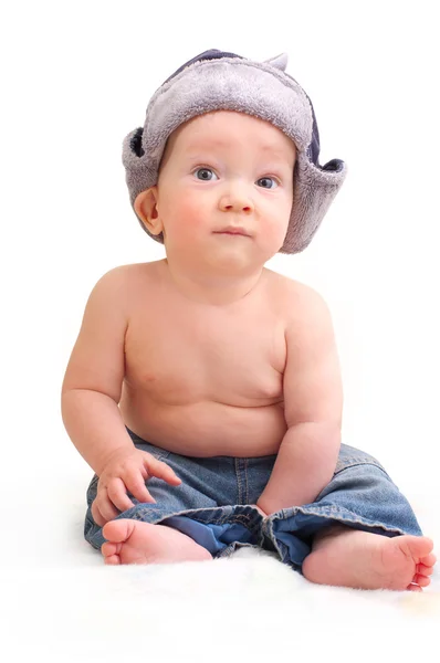 Söt baby boy i mössa med öronlappar (ushanka) — Stockfoto