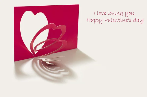 Herz aus rotem Papier ausgeschnitten. Handgemachte Karte zum Valentinstag. — Stockfoto