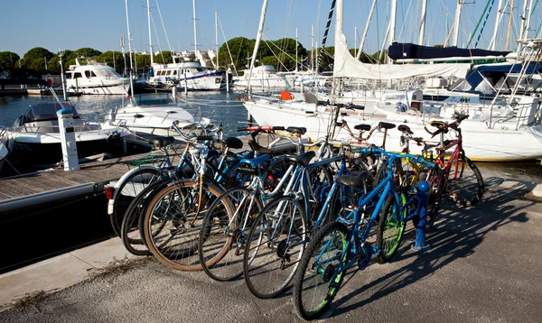 Bicycles and boats — Stock Photo, Image
